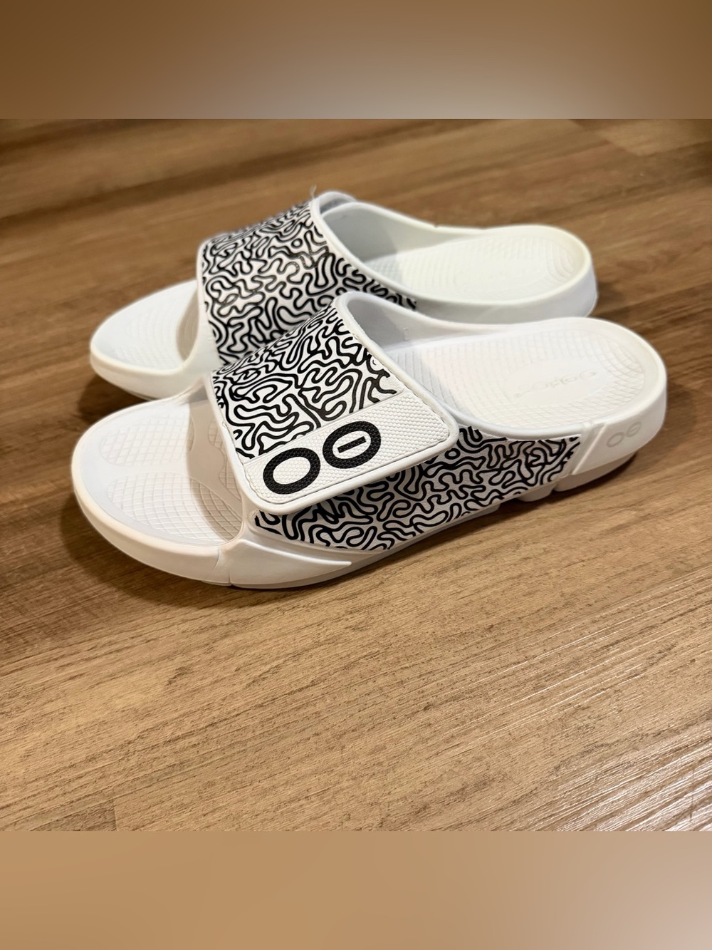 OOFOS OOahh Sport Flex Limited Slide White Labyrinth Size M8/W10